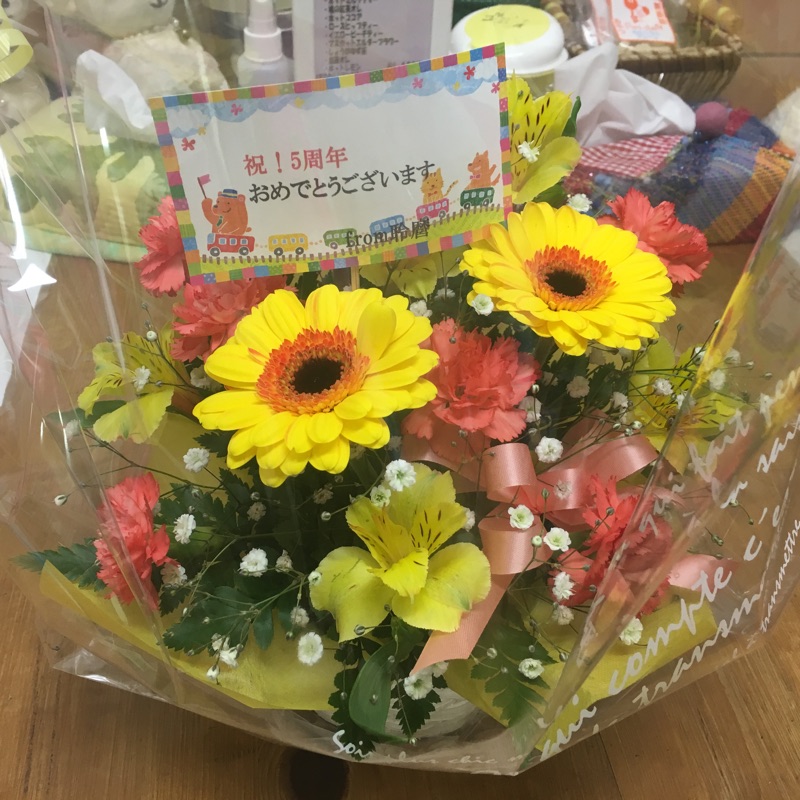 支援物資と５周年のお祝いのお花をいただきました😄